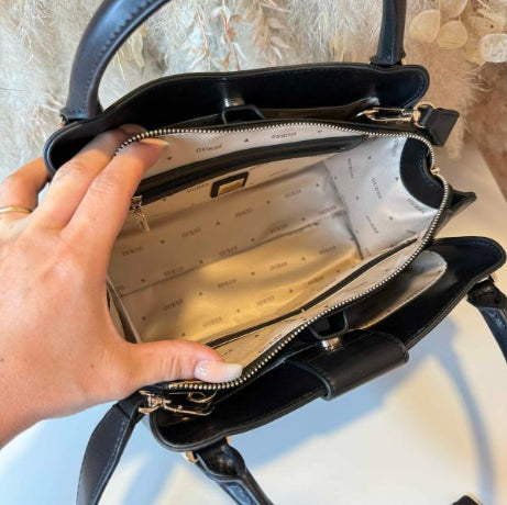 VG989105 - BORSA - GUESS?